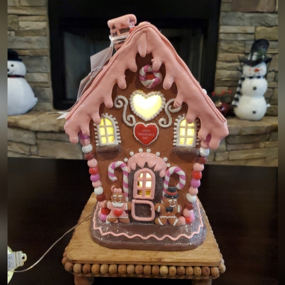 Valentines Gingerbread House-NWT - Picture 2 of 8